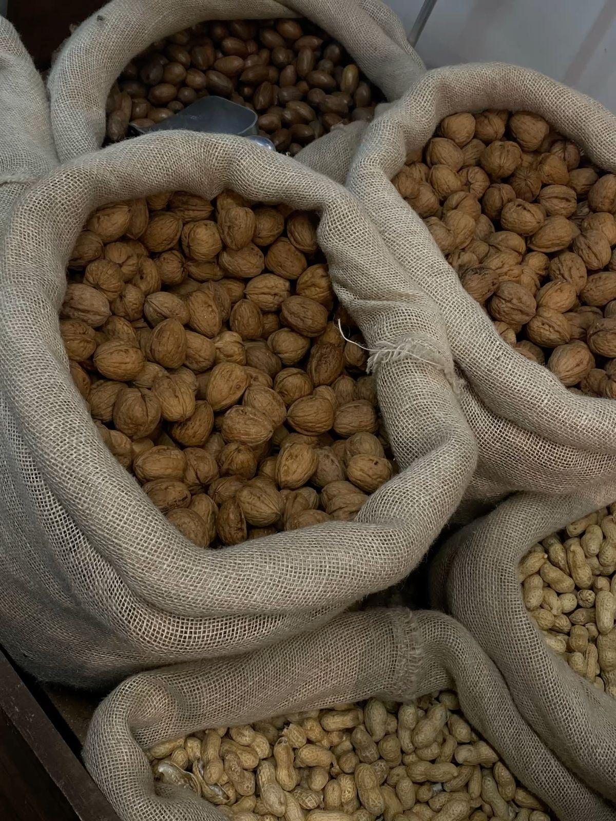 Seeds suitable for wholesale trade and resale